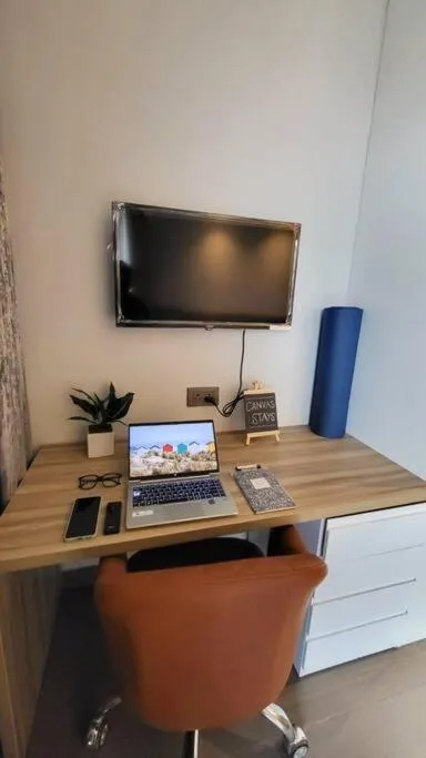 Image 5 of Elegant apartment with a skyline view