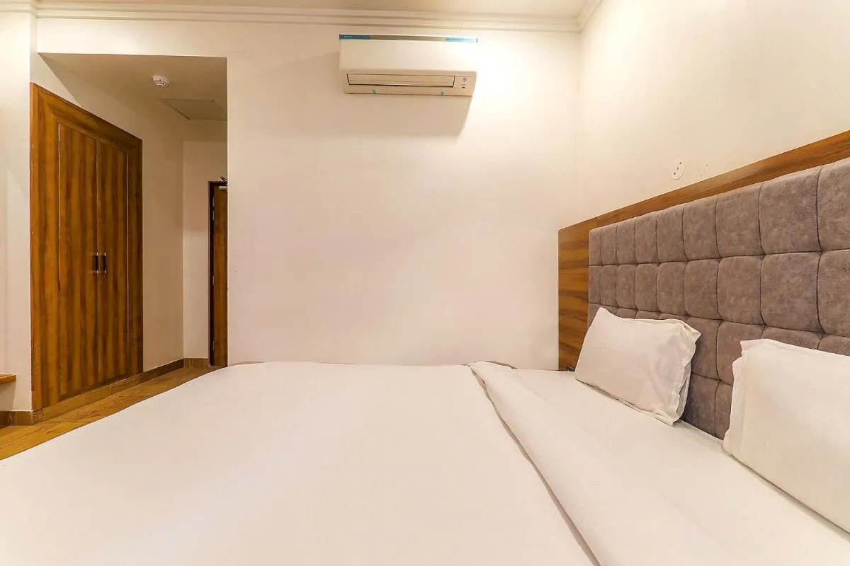 Image 4 of FabExpress Global Inn New