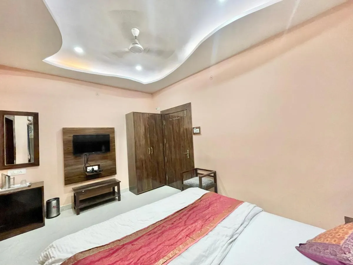 Image 4 of HOTEL NEEL GAGAN ! VARANASI होटल नील गगन – హోటల్ నీల్ గగన్ fully-Air-Conditioned hotel at prime location, near Kashi Vishwanath Temple, and Ganga ghat