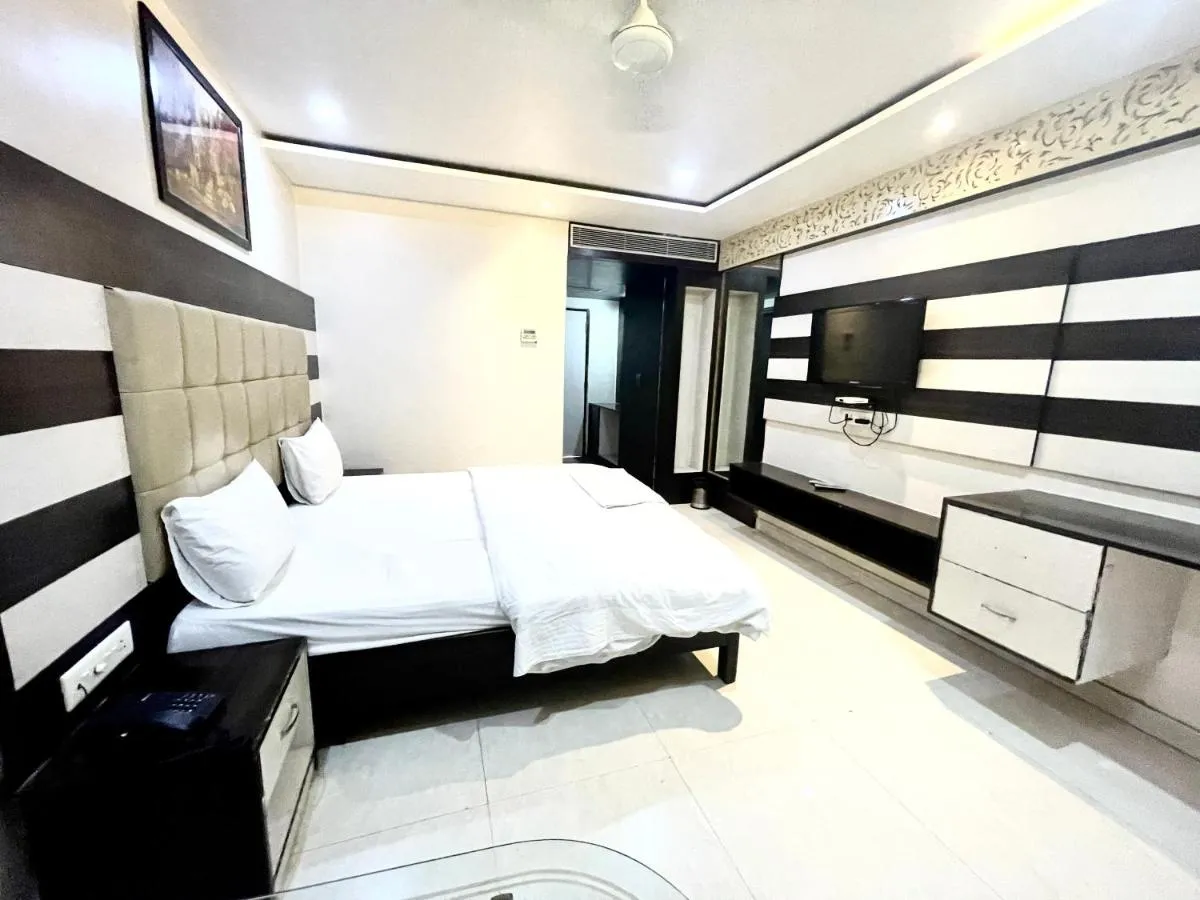 Image 4 of HOTEL P PALACE ! VARANASI fully-Air-Conditioned-hotel lift-and-Parking-availability, near Kashi Vishwanath Temple, and Ganga ghat