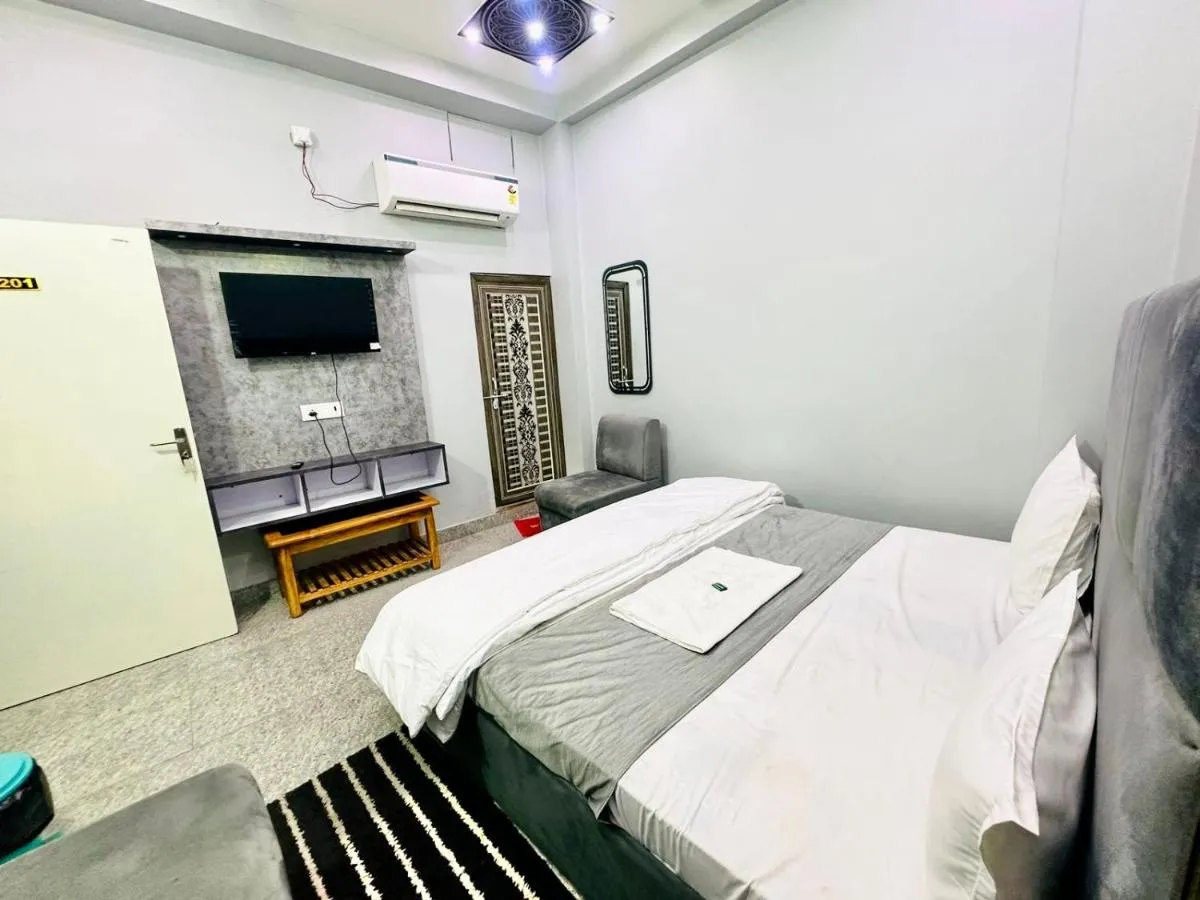 Image 1 of HOTEL PRAKASH GUEST HOUSE ! Varanasi ! fully-Air-Conditioned hotel at prime location with off site Parking availability, near Kashi Vishwanath Temple, and Ganga ghat 2