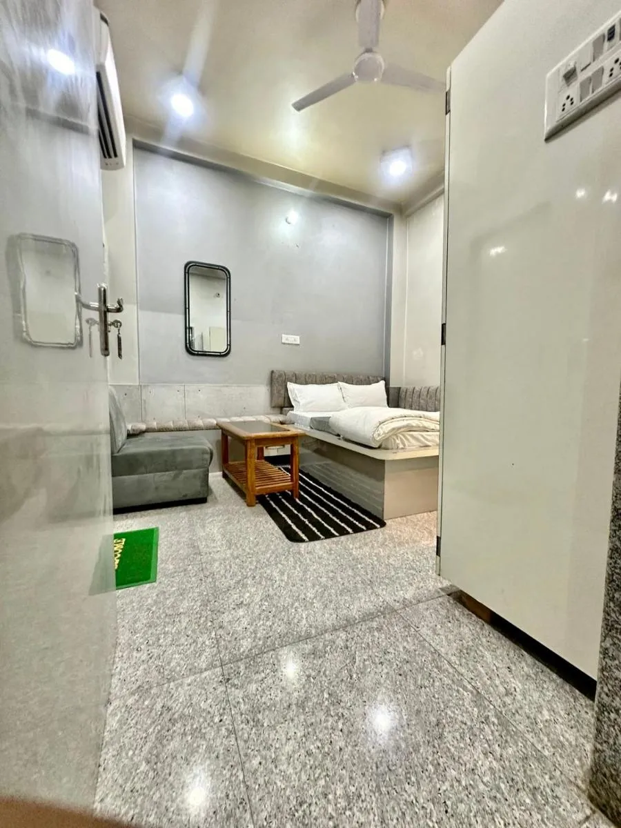 Image 3 of HOTEL PRAKASH GUEST HOUSE ! Varanasi ! fully-Air-Conditioned hotel at prime location with off site Parking availability, near Kashi Vishwanath Temple, and Ganga ghat 2