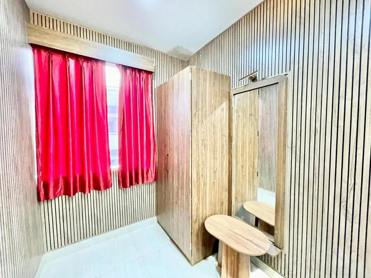 Image 2 of HOTEL SIDDHANT PALACE ! VARANASI fully-Air-Conditioned hotel at prime location, Lift-&-wifi-available, near-Kashi-Vishwanath-Temple, and-Ganga-ghat