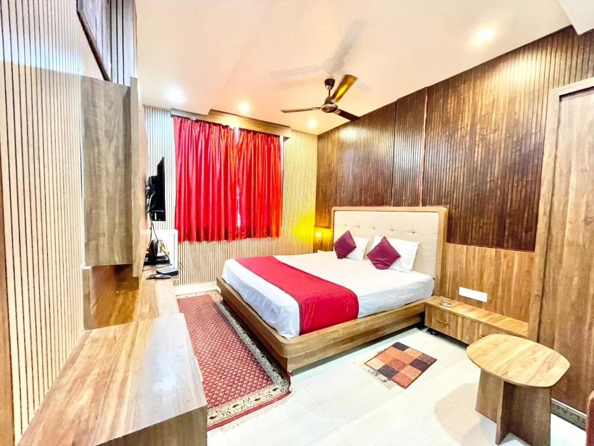 Image 1 of HOTEL SIDDHANT PALACE ! VARANASI fully-Air-Conditioned hotel at prime location, Lift-&-wifi-available, near-Kashi-Vishwanath-Temple, and-Ganga-ghat