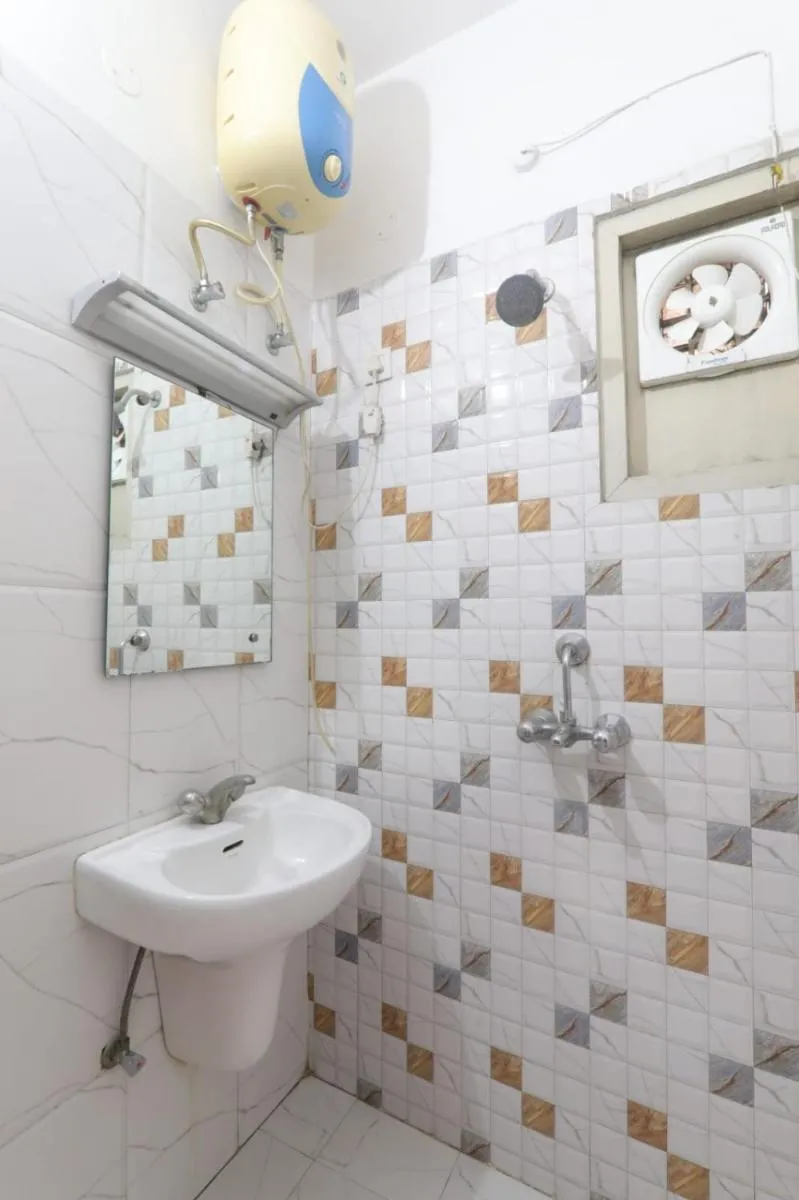 Image 3 of Hotel Global inn Hussainganj Lucknow