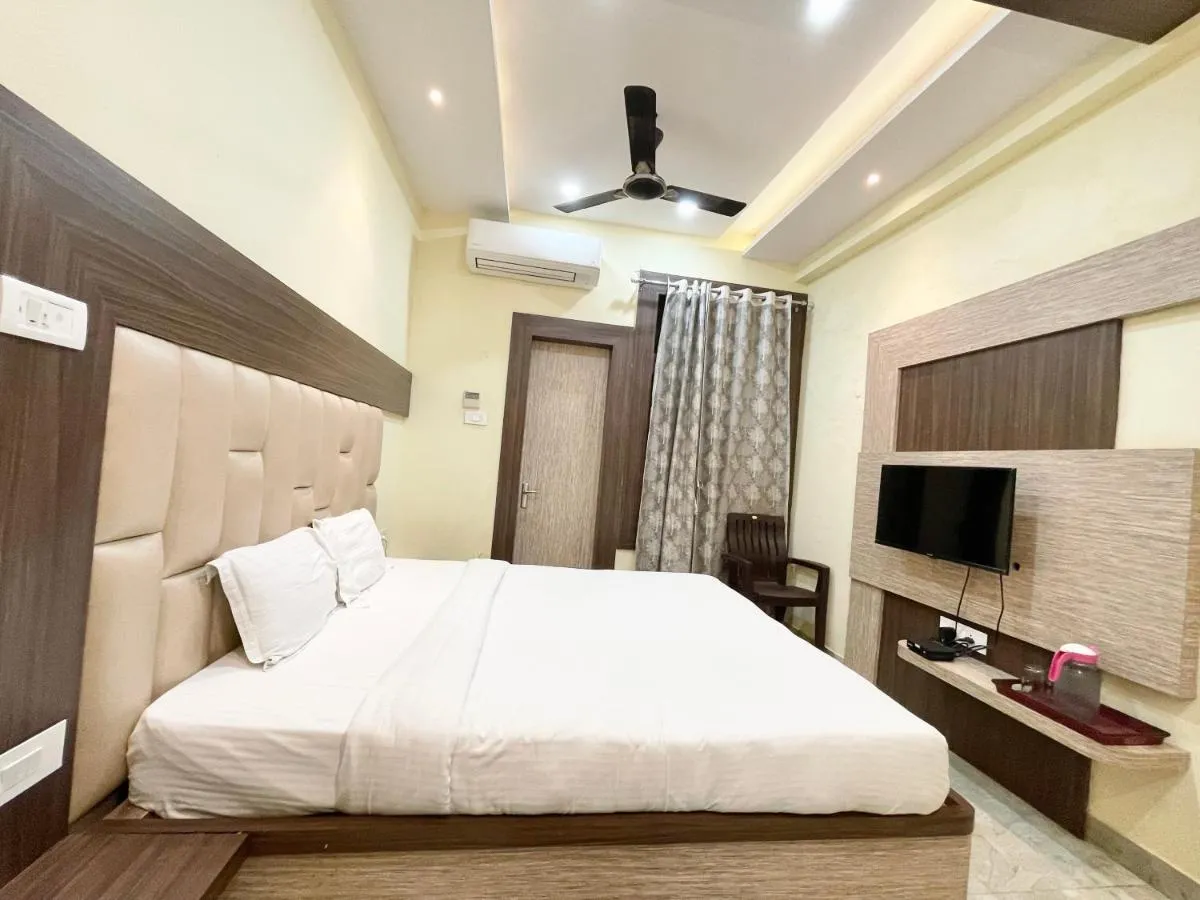 Image 6 of Hotel Nandini Palace ! Varanasi ! होटल नंदिनी पैलेस- హోటల్ నందిని ప్యాలెస్ ! fully-Air-Conditioned-hotel family-friendly-hotel, near-Kashi-Vishwanath-Temple and Ganga ghat