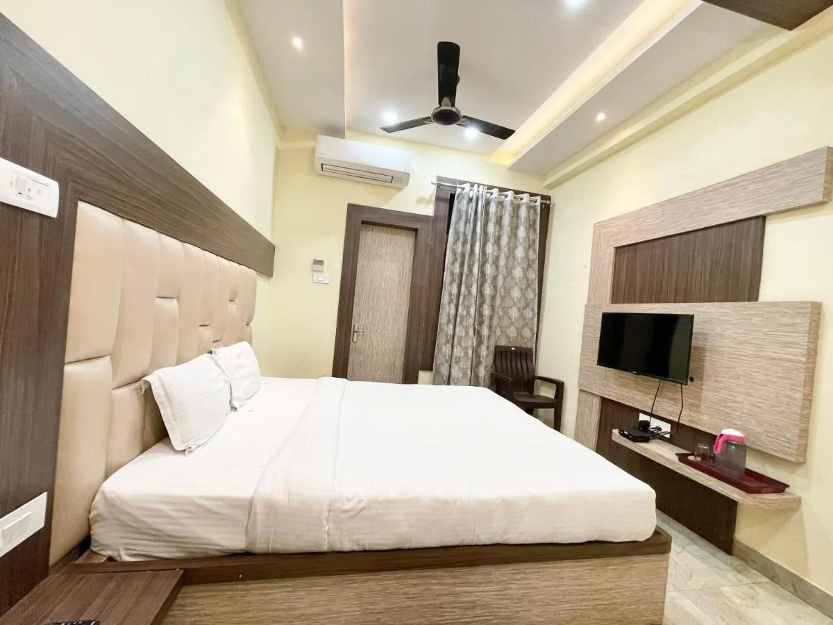 Image 4 of Hotel Nandini Palace ! Varanasi ! होटल नंदिनी पैलेस- హోటల్ నందిని ప్యాలెస్ ! fully-Air-Conditioned-hotel family-friendly-hotel, near-Kashi-Vishwanath-Temple and Ganga ghat