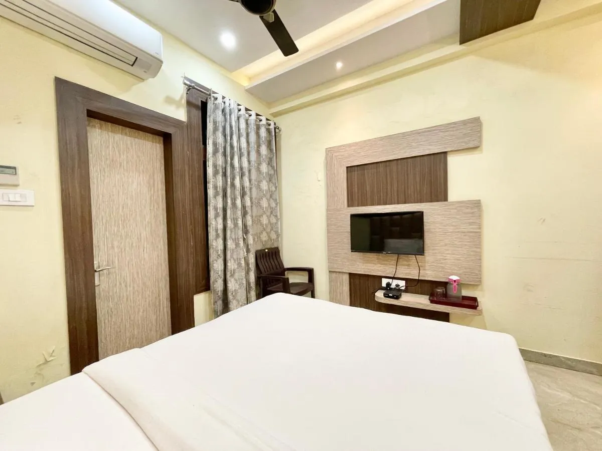 Image 3 of Hotel Nandini Palace ! Varanasi ! होटल नंदिनी पैलेस- హోటల్ నందిని ప్యాలెస్ ! fully-Air-Conditioned-hotel family-friendly-hotel, near-Kashi-Vishwanath-Temple and Ganga ghat