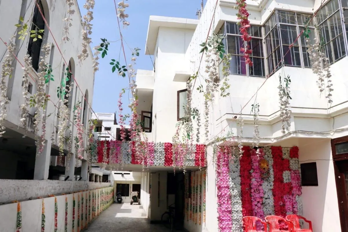 Image 2 of Hotel O Emerald P G H Prayag Guest House