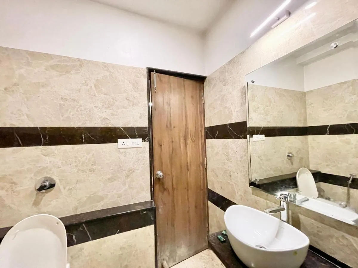 Image 2 of Hotel Rudraksh ! Varanasi ! होटल रुद्राक्ष – హోటల్ రుద్రాక్ష్ fully-Air-Conditioned hotel at prime location with Parking availability, near Kashi Vishwanath Temple, and Ganga ghat 3