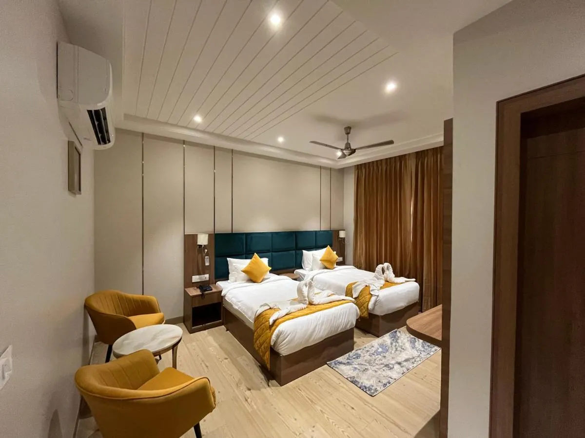 Image 1 of Hotel Three Seasons