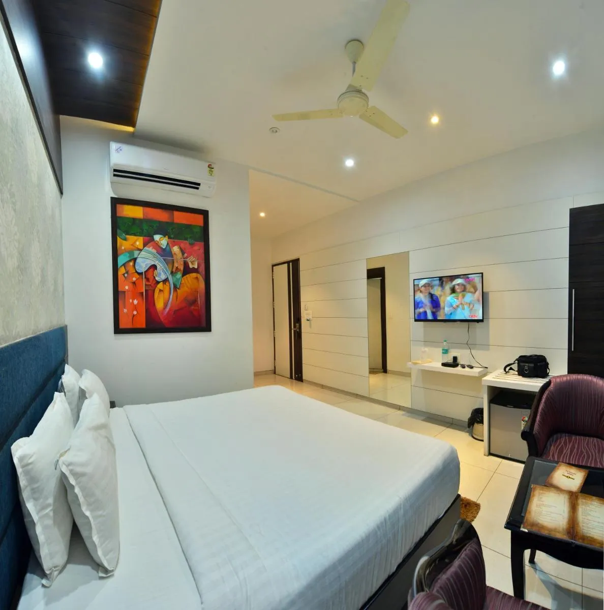 Image 4 of Jhansi Hotel
