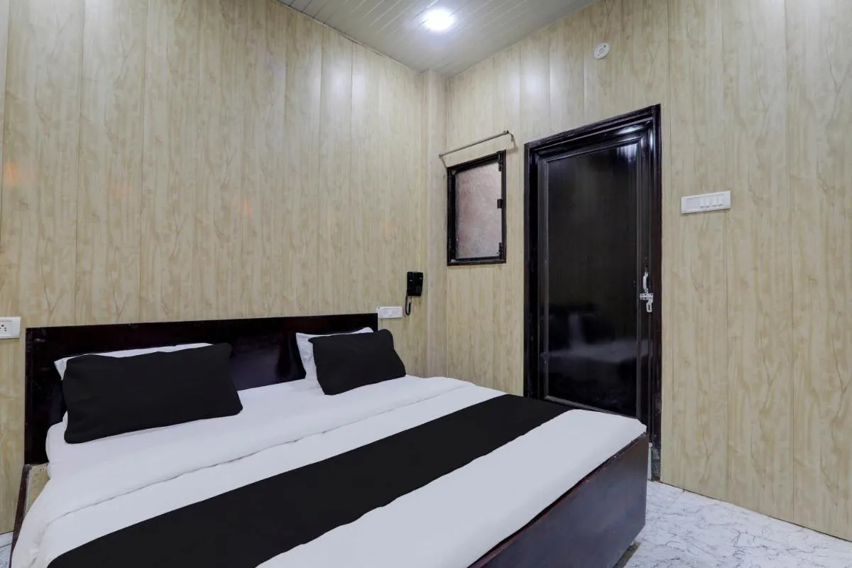 Image 3 of OYO Flagship Hotel Fort Inn