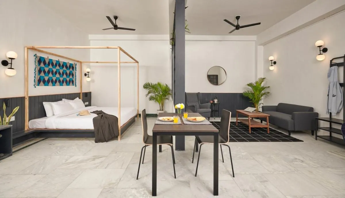 Image 1 of Poshtel VNS