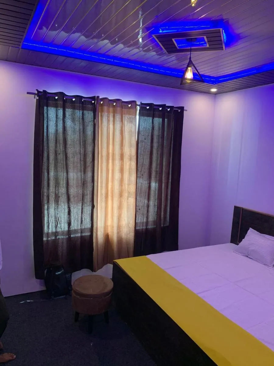 Image 3 of Privyrooms
