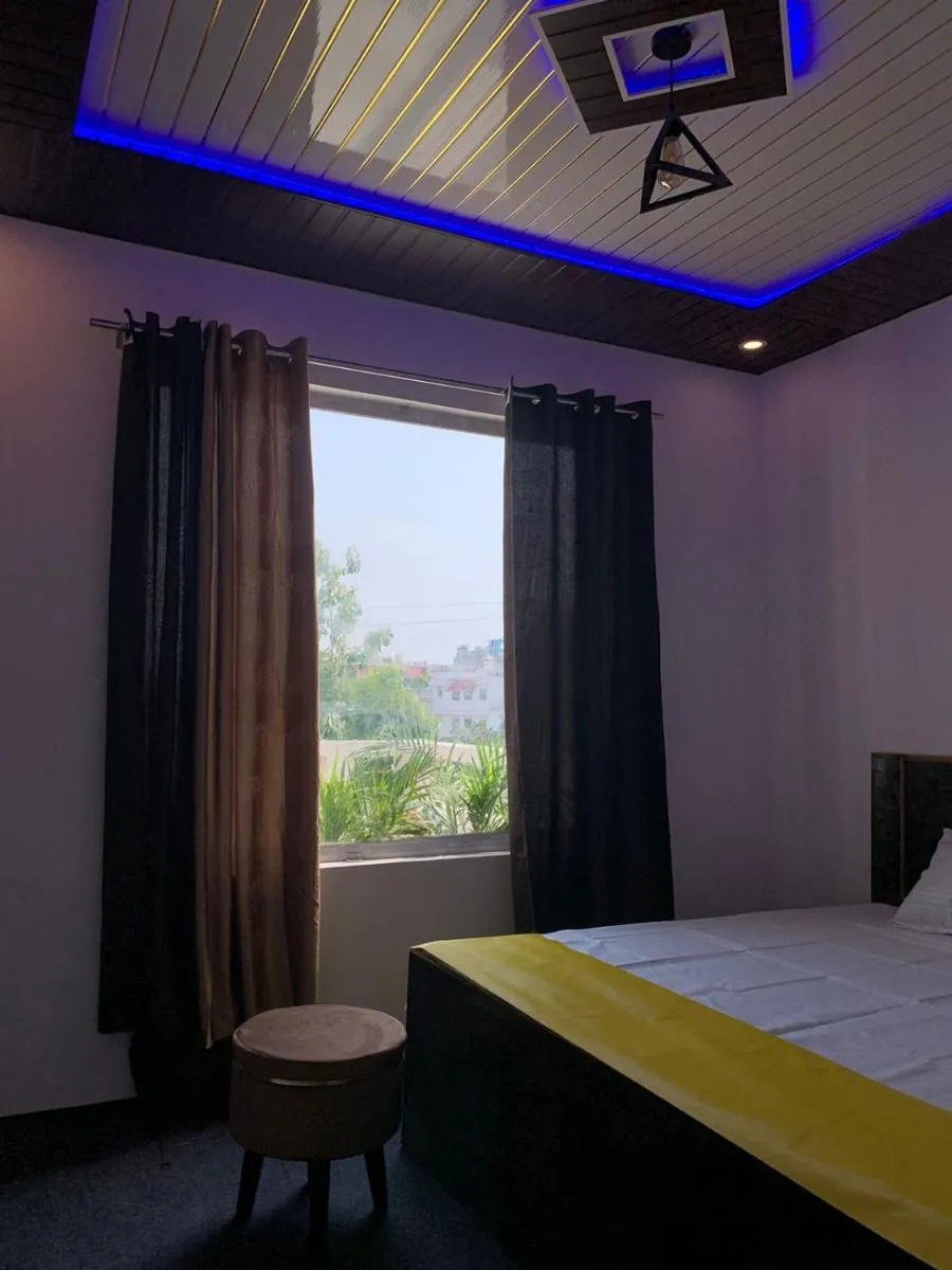 Image 6 of Privyrooms